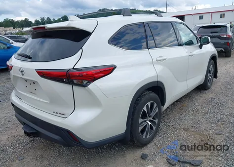 2021 Toyota Highlander Xle z USA, uszkodzony, nr VIN 5TDHZRBH9MS551417